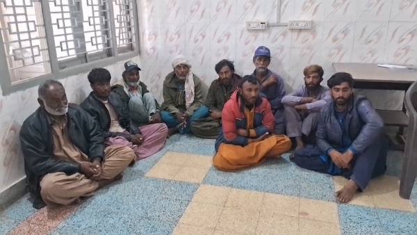 જખૌ નજીકથી ઝડપાયેલા 11 પાકિસ્તાની માછીમારોને પોરબંદર લવાયા. જખૌ નજીકથી ઝડપાયેલા 11 પાકિસ્તાની માછીમારોને પોરબંદર લવાયા.