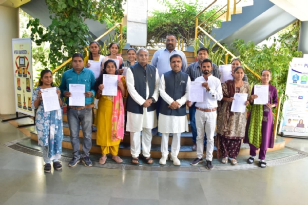 ગુજરાત કેબિનેટ મંત્રી ડૉ.પ્રદ્યુમન વાજાએ વડોદરા જિલ્લામાં નવા નિમણૂક થયેલા વિદ્યા સહાયકોને ભરતી ઓર્ડર્સ એનાયત કર્યા ગુજરાત કેબિનેટ મંત્રી ડૉ.પ્રદ્યુમન વાજાએ વડોદરા જિલ્લામાં નવા નિમણૂક થયેલા વિદ્યા સહાયકોને ભરતી ઓર્ડર્સ એનાયત કર્યા