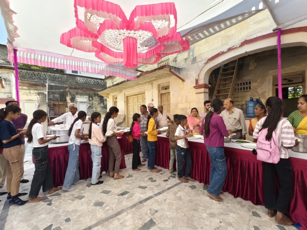 પોરબંદર પ્રવાસે આવતા વિદ્યાર્થીઓ માટે શિયાળ અને મોદી પરિવારનો અનોખો સેવાયજ્ઞ. પોરબંદર પ્રવાસે આવતા વિદ્યાર્થીઓ માટે શિયાળ અને મોદી પરિવારનો અનોખો સેવાયજ્ઞ.