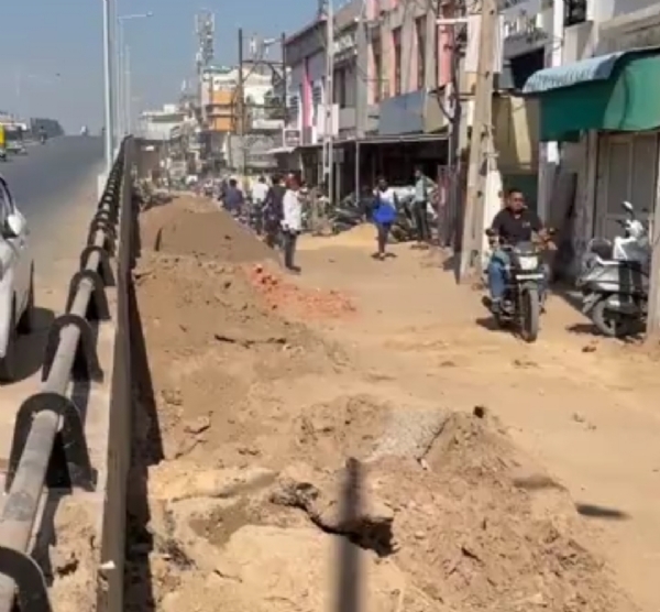 પાટણમાં ઓવરબ્રિજ નીચેની ધીમી કામગીરીથી ટ્રાફિક સમસ્યા પાટણમાં ઓવરબ્રિજ નીચેની ધીમી કામગીરીથી ટ્રાફિક સમસ્યા