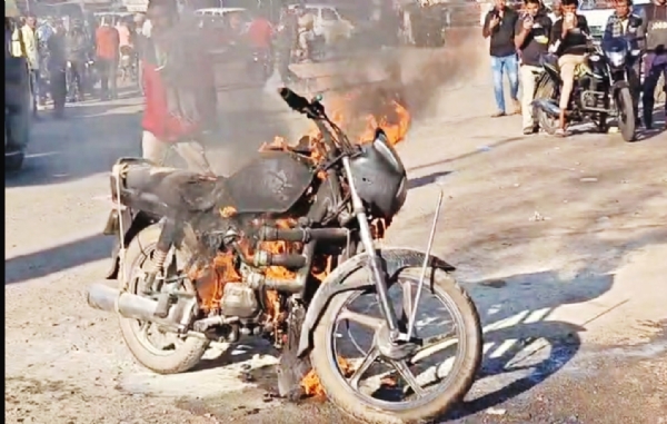 જંબુસરમાં જાહેરમાર્ગ ઉપર ચાલતી મોટરસાયકલમાં લાગી આગ જંબુસરમાં જાહેરમાર્ગ ઉપર ચાલતી મોટરસાયકલમાં લાગી આગ