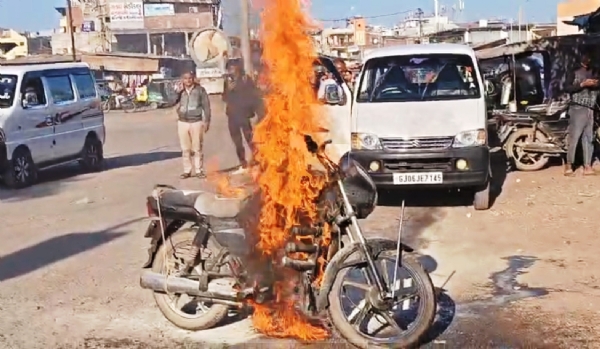 જંબુસરમાં જાહેરમાર્ગ ઉપર ચાલતી મોટરસાયકલમાં લાગી આગ જંબુસરમાં જાહેરમાર્ગ ઉપર ચાલતી મોટરસાયકલમાં લાગી આગ