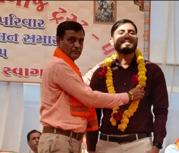 પાટણ ગોસ્વામી સમાજ ટ્રસ્ટ દ્વારા તૃતીય સ્નેહમિલન અને તેજસ્વી તારલાઓનું સન્માન સમારોહનું આયોજન કરવામાં આવ્યું. પાટણ ગોસ્વામી સમાજ ટ્રસ્ટ દ્વારા તૃતીય સ્નેહમિલન અને તેજસ્વી તારલાઓનું સન્માન સમારોહનું આયોજન કરવામાં આવ્યું.