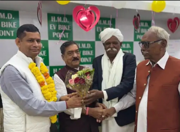 રાધનપુરમાં H.M.D. EV બાઈક પોઈન્ટ ઇલેક્ટ્રિક શોરૂમનું ઉદ્ઘાટન, મંત્રી સ્વરૂપજી ઠાકોર અને ધારાસભ્ય લવિંગજી ઠાકોર વિશેષ ઉપસ્થિત રહ્યા હતા રાધનપુરમાં H.M.D. EV બાઈક પોઈન્ટ ઇલેક્ટ્રિક શોરૂમનું ઉદ્ઘાટન, મંત્રી સ્વરૂપજી ઠાકોર અને ધારાસભ્ય લવિંગજી ઠાકોર વિશેષ ઉપસ્થિત રહ્યા હતા