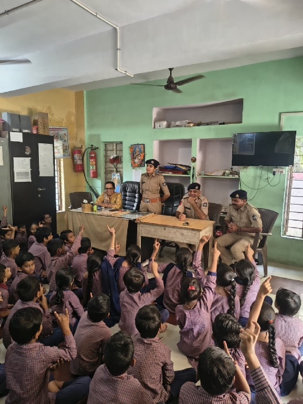 શાળામાં વિવિધ વિષય ઉપર શાળામાં વિવિધ વિષય ઉપર