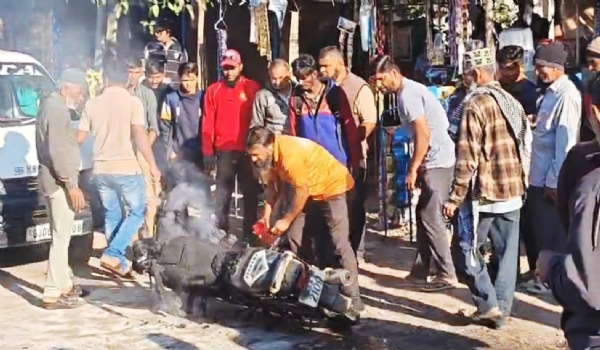 જંબુસરમાં જાહેરમાર્ગ ઉપર ચાલતી મોટરસાયકલમાં લાગી આગ જંબુસરમાં જાહેરમાર્ગ ઉપર ચાલતી મોટરસાયકલમાં લાગી આગ