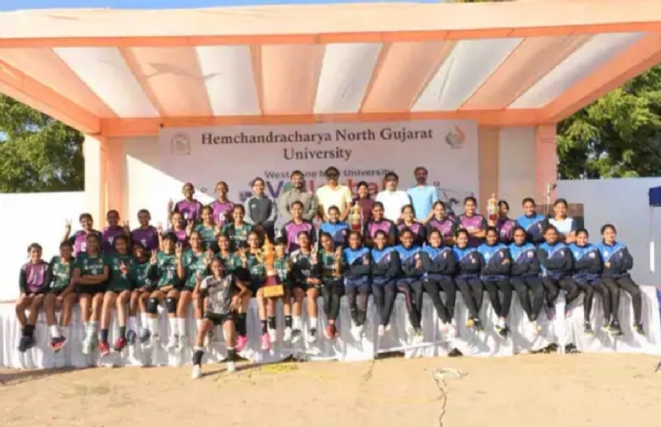 પાટણ સ્થિત હેમચંદ્રાચાર્ય ઉત્તર ગુજરાત યુનિવર્સિટીના યજમાનપદે વેસ્ટ ઝોન મહિલા વોલીબોલ ટુર્નામેન્ટ 2025 સફળતાપૂર્વક પૂર્ણ પાટણ સ્થિત હેમચંદ્રાચાર્ય ઉત્તર ગુજરાત યુનિવર્સિટીના યજમાનપદે વેસ્ટ ઝોન મહિલા વોલીબોલ ટુર્નામેન્ટ 2025 સફળતાપૂર્વક પૂર્ણ