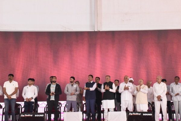 કેન્દ્રીય મંત્રી અને કેબિનેટ મંત્રીની પ્રેરક ઉપસ્થિતિમાં પોરબંદર મહાનગરપાલિકાના વિકાસ કામોનું ઈ-ખાતમુહૂર્ત તથા ઈ-લોકાર્પણ. કેન્દ્રીય મંત્રી અને કેબિનેટ મંત્રીની પ્રેરક ઉપસ્થિતિમાં પોરબંદર મહાનગરપાલિકાના વિકાસ કામોનું ઈ-ખાતમુહૂર્ત તથા ઈ-લોકાર્પણ.