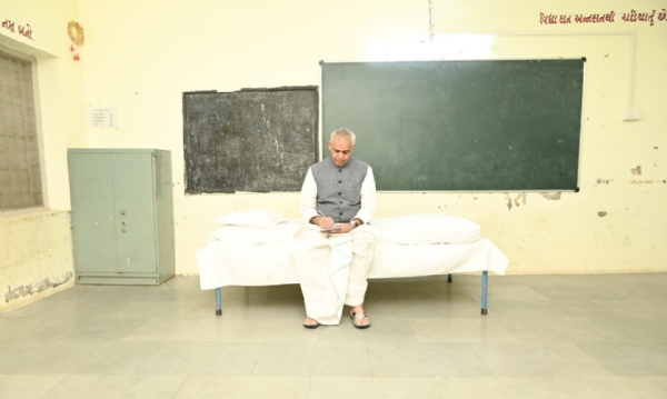 આણંદ જિલ્લાના પલોલ ગામની પ્રાથમિક શાળાના સામાન્ય ઓરડામાં રાજ્યપાલનો રાત્રી વિશ્રામ આણંદ જિલ્લાના પલોલ ગામની પ્રાથમિક શાળાના સામાન્ય ઓરડામાં રાજ્યપાલનો રાત્રી વિશ્રામ