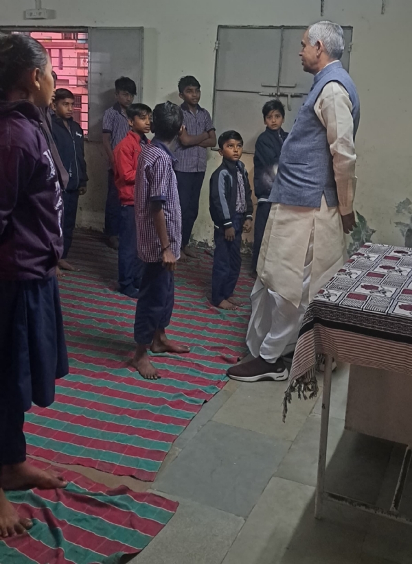 આણંદ જિલ્લાના પલોલ ગામની પ્રાથમિક શાળાના સામાન્ય ઓરડામાં રાજ્યપાલનો રાત્રી વિશ્રામ આણંદ જિલ્લાના પલોલ ગામની પ્રાથમિક શાળાના સામાન્ય ઓરડામાં રાજ્યપાલનો રાત્રી વિશ્રામ