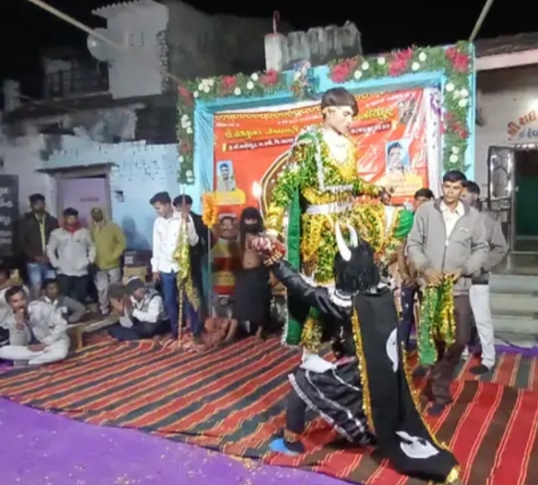 સમી તાલુકાના દાઉદપુરમાં રામામંડળ દ્વારા રામાપીરના જીવનચરિત્રની પાત્ર પ્રસ્તુતિ સમી તાલુકાના દાઉદપુરમાં રામામંડળ દ્વારા રામાપીરના જીવનચરિત્રની પાત્ર પ્રસ્તુતિ