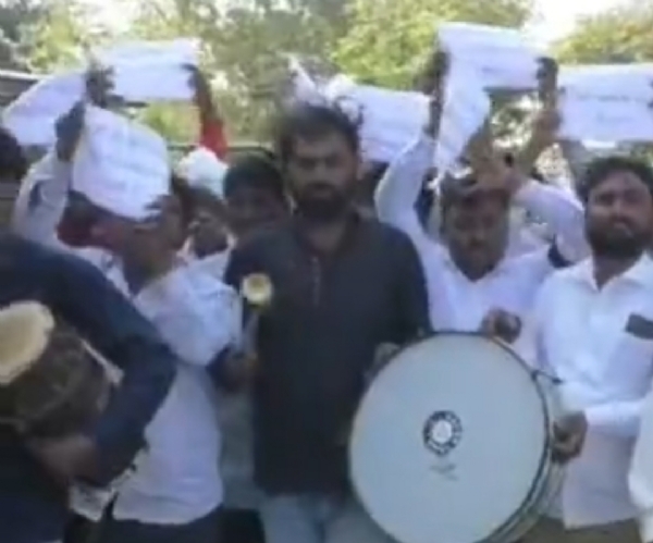 રાધનપુર તાલુકાના પ્રેમનગરમા નર્મદા નિગમના પાણીના અભાવે ખેડૂતોએ વિરોધ પ્રદર્શન કર્યું