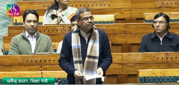 સંસદમાં બિલ રજૂ કરતા શિક્ષણ મંત્રી પ્રધાન