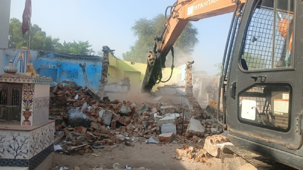 અમદાવાદના કુબેરનગર ITI રોડ પર કમલ તળાવમાં ડિમોલિશન,