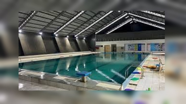 ગરમ પાણીનું સ્વિમિંગ પુલ ગરમ પાણીનું સ્વિમિંગ પુલ