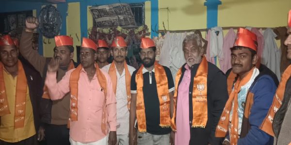 પંચમહાલ આપ મા ગાબડું, ઘોઘમ્બા તાલુકાના આપ પ્રમુખ સહીત ૫૦ ભાજપ મા જોડાયા