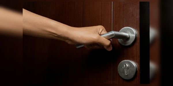 જામનગરમાં ફ્લેટમાં બાળક ફસાયું : પાડોશીઓએ મહામહેનતે બહાર કાઢ્યું