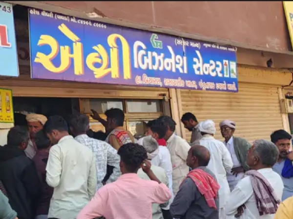 વારાહીમાં યુરિયા ખાતરની અછતથી ખેડૂતો પરેશાન, લાંબી કતારોમાં ઊભા રહેવા મજબૂર છતાં પણ પૂરતા પ્રમાણમાં યુરિયા મળતું નથી. વારાહીમાં યુરિયા ખાતરની અછતથી ખેડૂતો પરેશાન, લાંબી કતારોમાં ઊભા રહેવા મજબૂર છતાં પણ પૂરતા પ્રમાણમાં યુરિયા મળતું નથી.