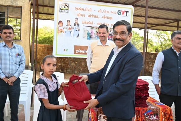 AMBAJI MA GARAM VASTRO NU VITARAN