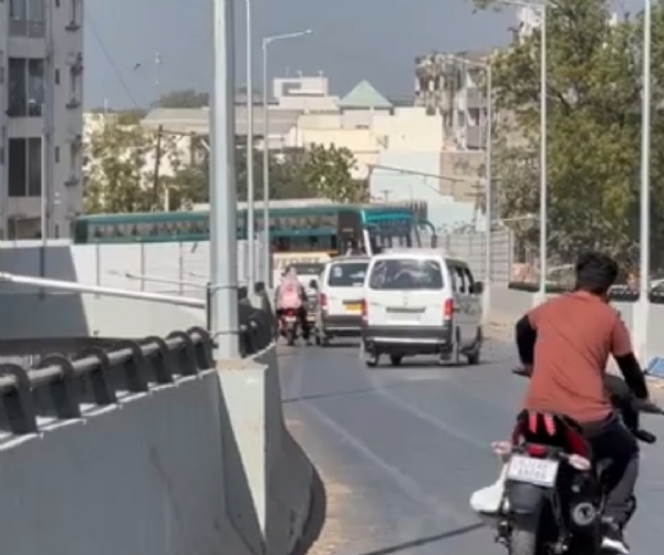 પાટણ રેલવે બ્રિજ પર વન-વે ભંગથી ટ્રાફિક પાટણ રેલવે બ્રિજ પર વન-વે ભંગથી ટ્રાફિક