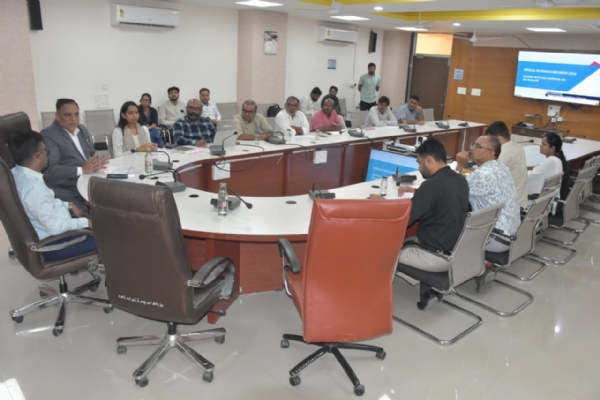 ઈણાજ ખાતે રોલ ઓબ્ઝર્વર જેનું દેવનના અધ્યક્ષસ્થાને રાજકીય પક્ષના સભ્યો સાથે ઈણાજ ખાતે રોલ ઓબ્ઝર્વર જેનું દેવનના અધ્યક્ષસ્થાને રાજકીય પક્ષના સભ્યો સાથે