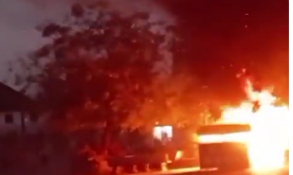 સાવરકુંડલા માર્કેટિંગ યાર્ડમાં આગ, ફરસાણના કેબીન સળગતાં અફડાતફડી સાવરકુંડલા માર્કેટિંગ યાર્ડમાં આગ, ફરસાણના કેબીન સળગતાં અફડાતફડી