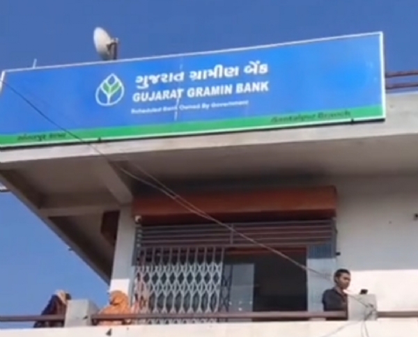 સાંતલપુરની ગુજરાત ગ્રામિણ બેંકમાં છેલ્લા ત્રણ દિવસથી રોકડની અછતથી જનતા પરેશાન