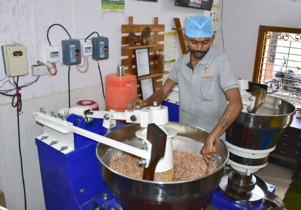 મહિલા સશક્તિકરણ વડોદરા શહેરના ચેતના ચૌહાણે નોકરી છોડી ગૃહ ઉદ્યોગ શરૂ કરી આત્મનિર્ભરતાનું નવલું ઉદાહરણ મહિલા સશક્તિકરણ વડોદરા શહેરના ચેતના ચૌહાણે નોકરી છોડી ગૃહ ઉદ્યોગ શરૂ કરી આત્મનિર્ભરતાનું નવલું ઉદાહરણ