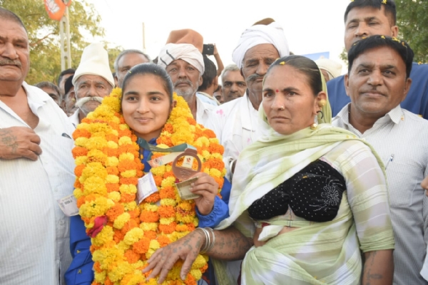 પોરબંદરમાં એશિયન યુથ પેરા ગેમ્સની બ્રોન્ઝ મેડલ વિજેતા પ્રિયાબેન કોડીયાતરનું ભવ્ય સન્માન.