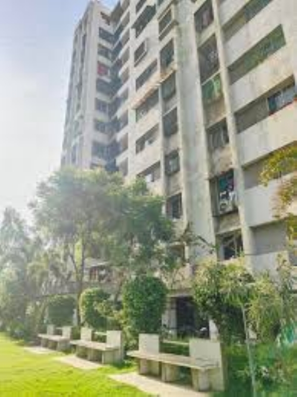 સુરતમાં રાજલક્ષ્મી બિલ્ડરના કારણે શિવ રેસીડેન્સીના રહીશોની આંખોમાં બીજા દિવસે પણ આંસુ