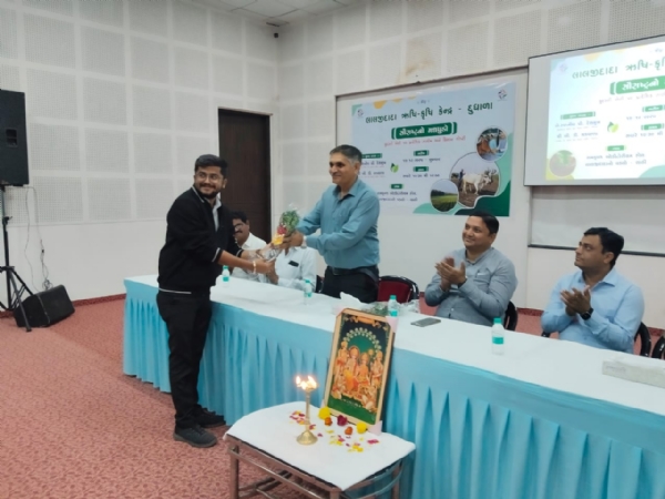 લાઠી તાલુકાના લાલજી દાદાના વડલા ખાતે પ્રાકૃતિક ખેતીની તાલીમ યોજાઈ