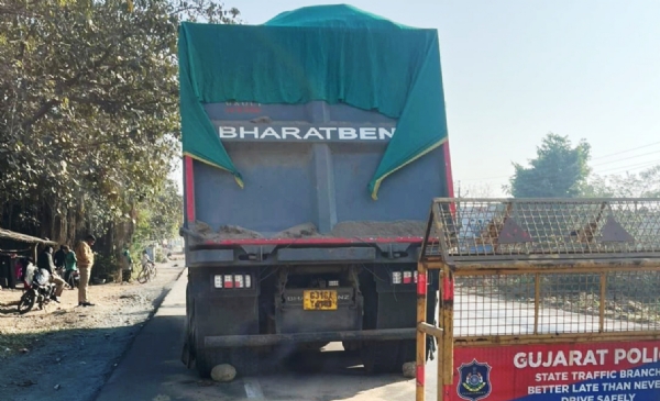 ઝઘડિયા પ્રાંત અધિકારીએ રોયલ્ટી વિનાની અને ઓવરલોડ ભરેલ બે ડમ્પર ઝડપી પાડ્યા