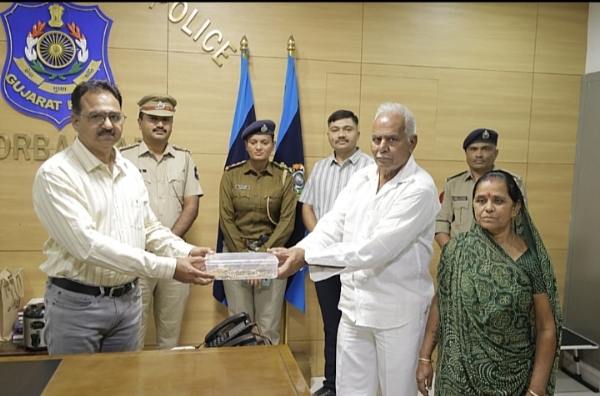 પોલીસ દ્વારા ખીજદડ ગામે લૂંટમાં ગયેલ મુદામાલ માલિકને પરત સોંપ્યું.