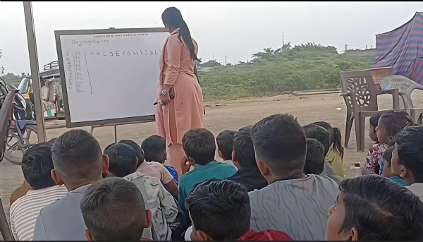 પતરાના શેડ નીચે ઉજાસની શાળા: સાવરકુંડલાની શિક્ષિકા ધારાબેન ગોહિલ ગરીબ બાળકોના ભવિષ્યમાં ભરી રહી છે શિક્ષણની જ્યોત