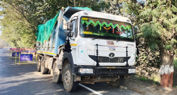 ઝઘડિયા પ્રાંત અધિકારીએ રોયલ્ટી વિનાની અને ઓવરલોડ ભરેલ બે ડમ્પર ઝડપી પાડ્યા