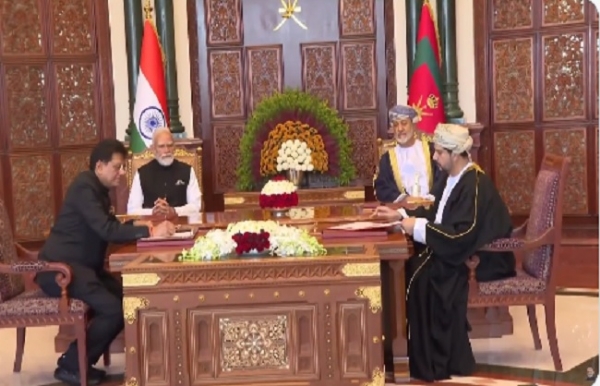 ઉદ્યોગ મંત્રી પિયુષ ગોયલ અને ઓમાનના વાણિજ્ય, મંત્રી, કૈસ બિન મોહમ્મદ અલ યુસુફે, કરાર પર હસ્તાક્ષર કર્યા. ઉદ્યોગ મંત્રી પિયુષ ગોયલ અને ઓમાનના વાણિજ્ય, મંત્રી, કૈસ બિન મોહમ્મદ અલ યુસુફે, કરાર પર હસ્તાક્ષર કર્યા.