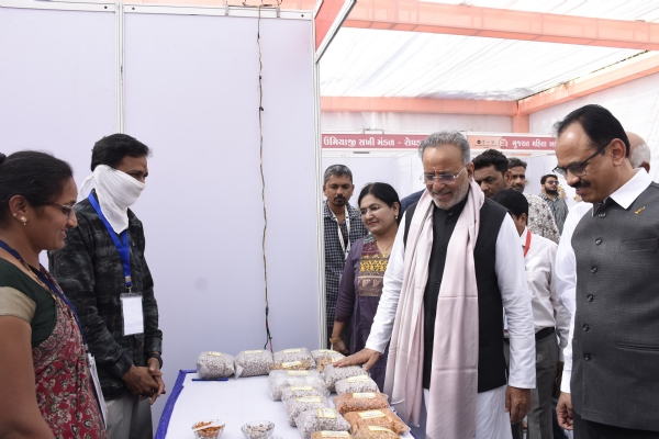 પોરબંદર ખાતે કેબિનેટ મંત્રી  અર્જુન મોઢવાડીયાના હસ્તે સ્વદેશી મેળો–સશક્ત નારી મેળોનો ભવ્ય શુભારંભ.