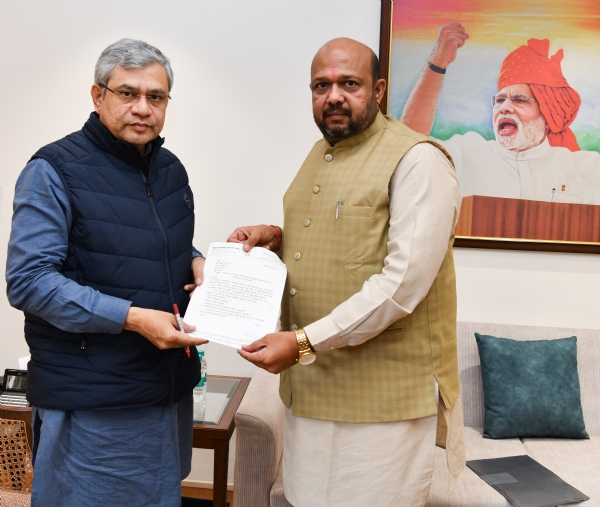 પોતાના વિસ્તાર મા રેલવે સુવિધાઓ વધારવા અને ગોધરા નજીક ના કાંસુડી સ્ટેશન ના વિસ્તરણ માટે ની રેલ મંત્રી અશ્વિની વૈષ્ણવ ને રજુઆત કરતા સાંસદ રાજપાલ સિંહ જાદવ