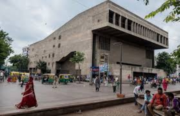 પ્રેમાભાઈ હોલની છતની દીવાલનો ભાગ નમી ગયો,એસ્ટેટ વિભાગ દ્વારા તાત્કાલિક ધોરણે કાર્યવાહી