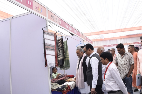 પોરબંદર ખાતે કેબિનેટ મંત્રી  અર્જુન મોઢવાડીયાના હસ્તે સ્વદેશી મેળો–સશક્ત નારી મેળોનો ભવ્ય શુભારંભ.