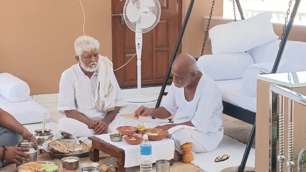 સાવરકુંડલા માનવમંદિરે વિશ્વ વંદનીય પૂજ્ય મોરારીબાપુનું આગમન, ગુરુકુલના વિદ્યાર્થીઓને આશીર્વાદ