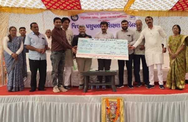 આખજ ગામે જિલ્લા કક્ષાની પશુપાલન શિક્ષણ શિબિર યોજાઈ, રૂ. 2.58 લાખના ઓર્ડરનું વિતરણ