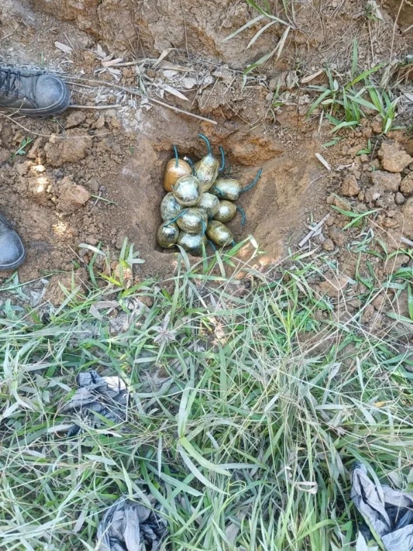 વિસ્ફોટકો મળી આવ્યા વિસ્ફોટકો મળી આવ્યા