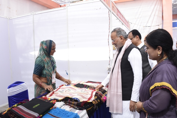 પોરબંદર ખાતે કેબિનેટ મંત્રી  અર્જુન મોઢવાડીયાના હસ્તે સ્વદેશી મેળો–સશક્ત નારી મેળોનો ભવ્ય શુભારંભ.