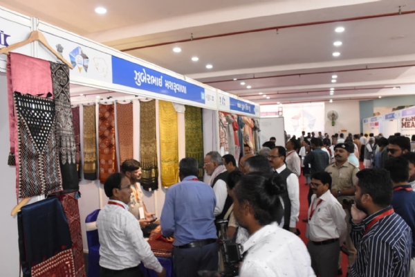 પોરબંદર ખાતે કેબિનેટ મંત્રી  અર્જુન મોઢવાડીયાના હસ્તે સ્વદેશી મેળો–સશક્ત નારી મેળોનો ભવ્ય શુભારંભ.