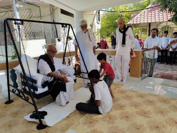 સાવરકુંડલા માનવમંદિરે વિશ્વ વંદનીય પૂજ્ય મોરારીબાપુનું આગમન, ગુરુકુલના વિદ્યાર્થીઓને આશીર્વાદ