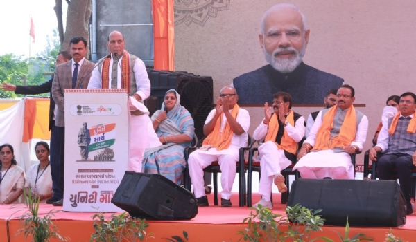 વડાપ્રધાનએ સરદાર પટેલને ઇતિહાસના પાનામાં ચમકતા સિતારા તરીકે પુનઃસ્થાપિત કરવામાં મહત્વપૂર્ણ ભૂમિકા ભજવી રક્ષા મંત્રી રાજનાથ સિંહ વડાપ્રધાનએ સરદાર પટેલને ઇતિહાસના પાનામાં ચમકતા સિતારા તરીકે પુનઃસ્થાપિત કરવામાં મહત્વપૂર્ણ ભૂમિકા ભજવી રક્ષા મંત્રી રાજનાથ સિંહ