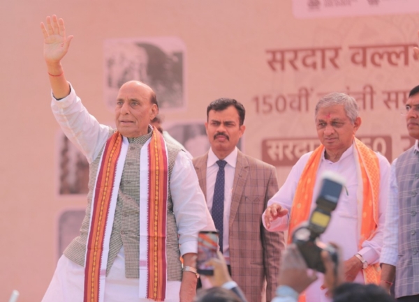 વડાપ્રધાનએ સરદાર પટેલને ઇતિહાસના પાનામાં ચમકતા સિતારા તરીકે પુનઃસ્થાપિત કરવામાં મહત્વપૂર્ણ ભૂમિકા ભજવી રક્ષા મંત્રી રાજનાથ સિંહ વડાપ્રધાનએ સરદાર પટેલને ઇતિહાસના પાનામાં ચમકતા સિતારા તરીકે પુનઃસ્થાપિત કરવામાં મહત્વપૂર્ણ ભૂમિકા ભજવી રક્ષા મંત્રી રાજનાથ સિંહ