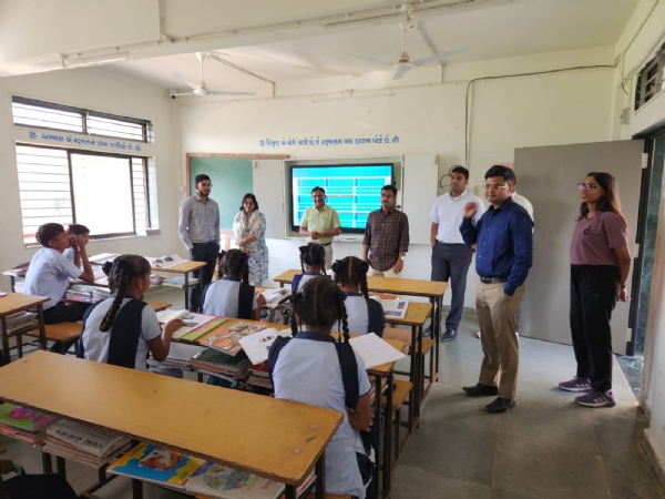 દેડિયાપાડા તાલુકાના ડુમખલ ગામની મુલાકાત લેતા IPS, IIS અને IFS ટ્રેઇની અધિકારીઓ