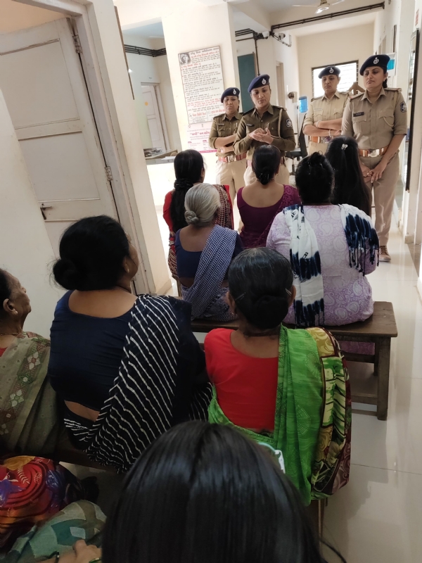 મહિલા પોલીસ સ્ટેશન દ્વારા ત્રણ વાત તમારી ત્રણ વાત અમારી કાર્યક્રમ યોજાયો.